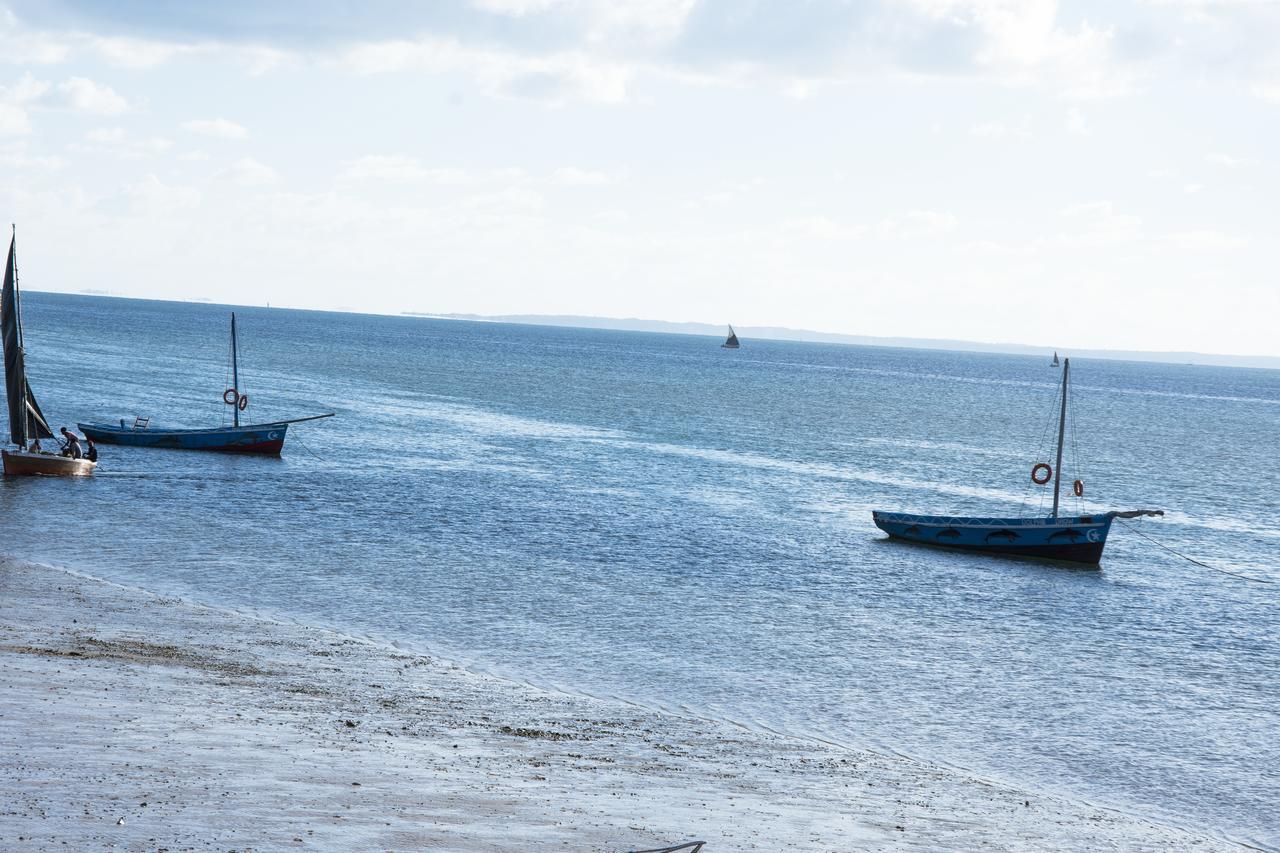 Dolphin Dhow Beach Safaris วิลันคูลอส ภายนอก รูปภาพ